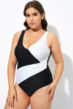 Black And White Plunge V-neckline One Piece Swimsuit 13 Black And White Plunge V-neckline One Piece Swimsuit -Meetcurve Shop dsc08062
